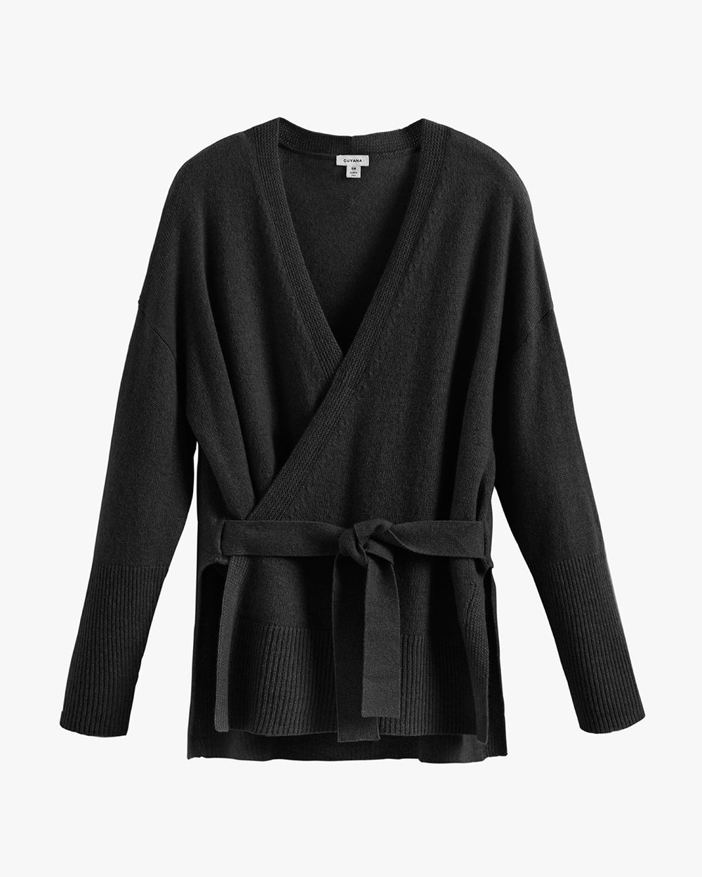 Sweater with a V-neckline and a belt at the waist.