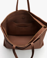 Open travel bag with interior pockets and zipper
